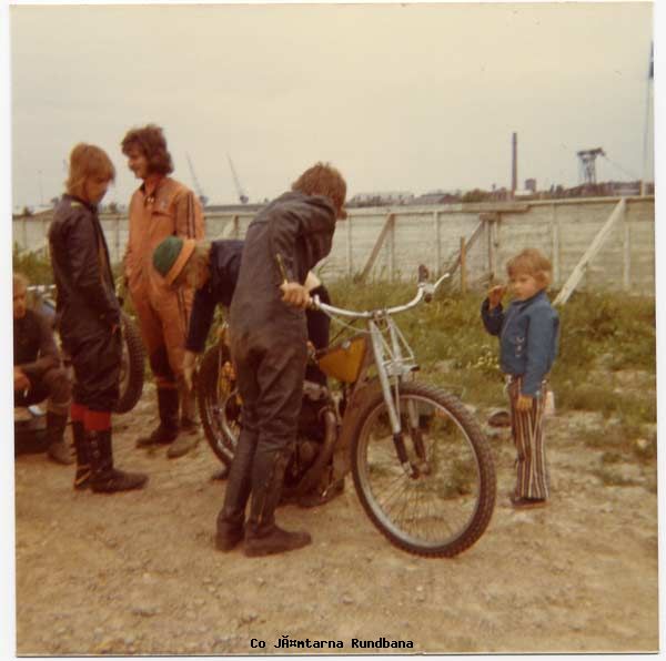 Karlstad 1972
Depån i Kalvholmen, Karlstad 1972.
Fr. v. Börje (halvbild), Åke, Hasse , Clas Andersson (tror jag vid bakhjulet), Rolf, och parveln Roland Dannö
