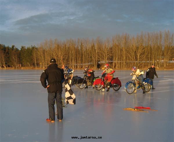 Mosjön 2006-12-16
Blankis på Mosjön

//Foto: Zeke
