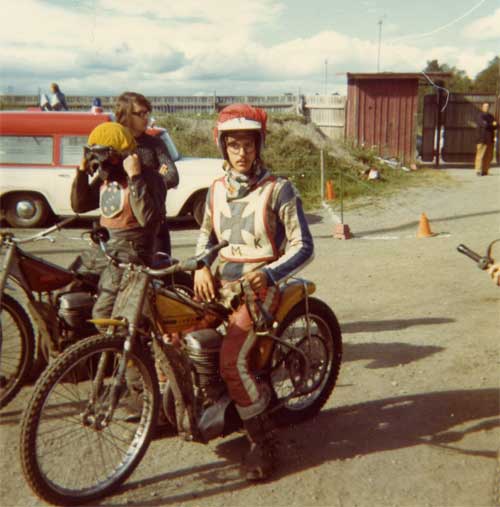 Fyrvalla 1973 Åke Fridell
11 eller 12 augusti 1973. En uppskjuten och en ordinarie match i div 3 kördes den helgen. Jämtarna vann på lördagen och körde lika med Piraterna på söndagen. 38-36, respektive 42-42. Övriga lag var Stjärnorna och Solkatterna. Det är en förare från Stjärnorna, Hallstavik som står bredvid Åke. Är det någon som vet vem det är? Kent Pettersson, Björn Teurnberg, Glenn Hultkvist, John Vahlgren eller Raimond Pettersson?
