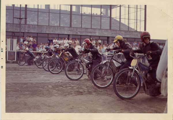 Leangen 1969
1000-meterstävling på Leangen 1969
Torbjörn Dannö i röd längst in (tror jag!)
Man blir lycklig av dylika bilder! Fler såna bidrag för att förgylla tillvaron!
Namnen bör stämma, av kroppsspråken att dömma. Ska vi förtydliga för gäster och icke-jämtar,
Från höger/innern: Torbjörn Dannö, Nils Karlsson, Tommy Johansson, Bo Kindgren, Hans-Erik Lundkvist, Berndt Nilsson och Arne Lindgren.
Det här måste vara fullständigt unikt - ett sandbaneheat med bara förare från JMK på startlinjen.
Jag önskar att jag hade fått vara med på 1000-meters epoken i Trondheim. I Trondheim fanns ju även en speedwaybana.
Tord Lundgren
