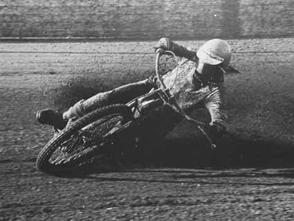 Fyrvalla
Häftig bild från Fyrvalla, Östersund.
Vem föreställer bilden?
Jag tror Börje Sjöbom
Jag är tämligen säker på att det är Börje Sjöbom. En av mina förebilder i ungdomen, Medelpads störste motorman genom tiderna. Börje från Matfors var femma i VM-finalen i isracing i Assen 1976.
Den här bilden tror jag är tagen 1972 eller -73. Den gamla typen av framgaffel, bandyhandskar och den hjälmskärmen tyder på att det är Börje. Plus naturligtvis att Börje är kort och har en karaktäristisk vinkel på höger arm. (TL)
