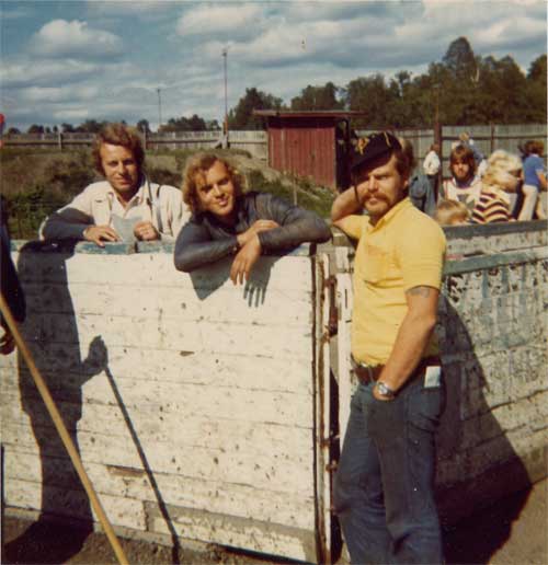 Fyrvalla 1973
Börje Sjöbom på Fyrvalla 1973.
Lukas Lundkvist i gul tröja
Vilka minnen. Jag var 17 år och åkte med Börje från Matfors för att titta på den här tävlingen. Jag skrev mitt allra första speedway-reportage för en tidning i Sundsvall. Mannen till vänster är Börjes äldre bror Håkan Sjöbom, känd tävlingsledare med mera i Sundsvall och Njurunda, far till Tomas Sjöbom, aktiv i isracing. Den yngste av bröderna Sjöbom heter Christer, född 1952. Åkte motocross i Njurunda innan han flyttade till Närke och började med speedway hos Indianerna i Kumla. (TL)
