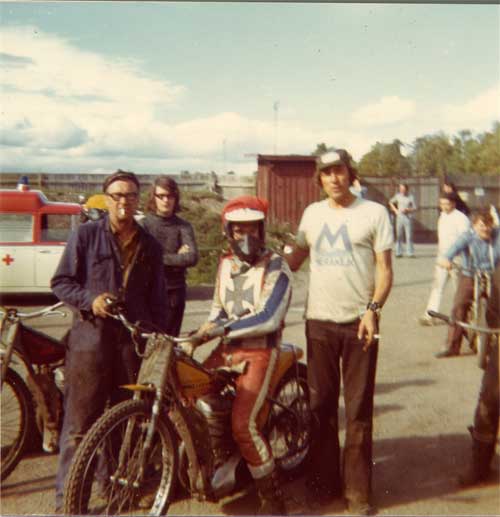 Serietävling på Fyrvalla 1973
Åke Fridell.
Serietävling på Fyrvalla 1973.
Till vänster Gustaf Dannö och till höger "Bar" Nilsson
