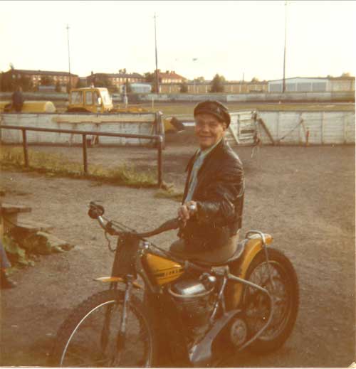 Sten Appelkvist på Åke Fridells cykel. Fyrvalla 1973
Han var den förste rundbane-legenden som jag som blyg tonåring fick bra kontakt med under mina första besök i Östersund. Vega-mössan med JMK-märke, skinnjacka från 50-talet då det begav sig och fylld av härliga minnen. En snäll och gemytlig farbror. Varför hade jag inte en bandspelare med mig...
