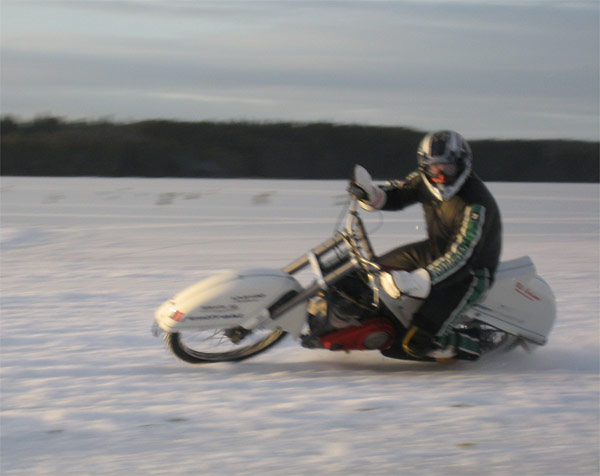Mosjön 2006-12-16
P-A Lindström, Mosjön
Borde inte P-A koncentrera sig mer på körningen än att komma med på bild?
