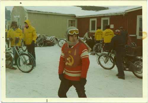 VM-kval Fyrvalla 1971
Ryssar på besök på Fyrvalla 1971.
Startnummer 1, Kadyrov.
VM-kval som blev hitflyttat från Nässjö
Foto: Per Lexelius
21 februari 1971. Sveriges första VM-kval norr om Svealand. En verklig milstolpe i svensk is-historia. Gabdrachman Kadyrov från Ufa tog tolv poäng och blev femma. I VM-finalen i Inzell den 6-7 mars blev Kadyrov världsmästare. Här på Fyrvalla vann Berra Hörnfeldt före Hasse Holmqvist. Valerij Katjuzjanskij blev trea, fyra i VM-finalen senare.

Tord Lundgren
