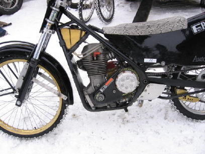 Morgongåva 2006-02-19
Peter Koijs cykel. Gissar på TIBO-ram ( Tjitte Bootsma ) med sedvanlig Jawa 897 2-ventilare. Det lär finnas GM-motorer för isracing också, men jag har aldrig sett någon. GM är annars mycket vanligt i speedway och sägs hålla högre kvalitet än Jawa.
