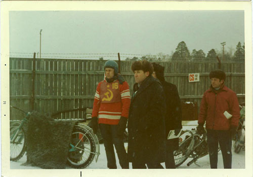 VM-kval Fyrvalla 1971
Ryssar på besök på Fyrvalla 1971.
VM-kval som blev hitflyttat från Nässjö
Foto: Per Lexelius
Valerij Katjuzjanskij gjorde internationell debut på Fyrvalla och blev trea. Sovjet-teamet oroades över den ovana, korta banan, men det märktes inte mycket på körningen. Den talande bilden visar här rangordningen från vänster när det gäller de tre ryska ledarna. Det här var långt före bakfjädringarnas tid. Lägg även märke till de raka rören, utan fjantiga ljuddämpare.

Tord Lundgren
