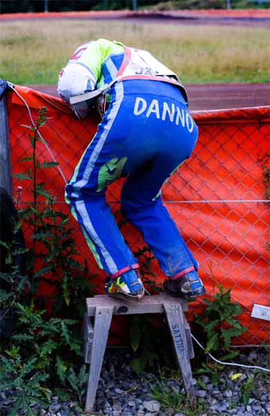 Lars Dannö
Vad gör han?
Har han svimmat på staketet eller letar han det perfekta spåret?
