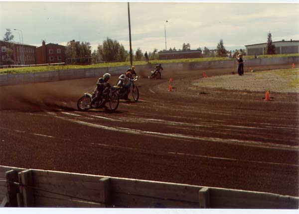 Fyrvalla 1973
Det bör vara dubbelmatchen i div 3 den 11-12 aug -73. En pirat, en jämte, en stjärna och en solkatt. Jag tycker det ser ut som Börje Sjöbom jagande på andra plats, sannolikt mot heatseger, 10 respektive 9 pinnar denna helg. Börje hade banrekordet på 72.0 sekunder. Banan var 325.5 mter lång.
Någon som vet mer? Komplettera och rätta mig gärna. (TL)
