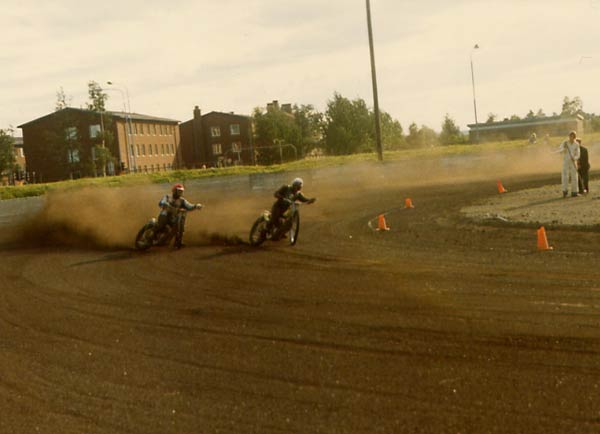 Seriematch på Fyrvalla 1973
Jag tror att det är den 11-12 aug -73. Kan det vara Torbjörn Dannö för Jämtarna och Lasse Larsson för Piraterna? (TL)
