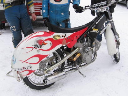 Morgongåva 2006-02-19
Jocke Söderströms hoj. Kan vara en finsk ram gjord av Veijo Tuorieniemi. Antti Aakko och bröderna Flyktman kör på liknande grejer.
