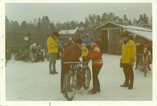 Fyrvalla 1971
Ryssar på besök på Fyrvalla 1971.
VM-kval som blev hitflyttat från Nässjö
Foto: Per Lexelius
Blivande VM-fyran Valerij Katjuzjanskij får några tips av sin ledare. Stötsångs-Eson var det absolut värsta som dittills setts på en svensk is. Till vänster i blåvitt skymtar tjeckerna Vaclav och Miroslav Verner. Till höger ses Österrikaren Treumond Strobl.

Tord Lundgren
