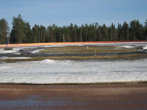 Lukas Hof
Även knattebanan börjar på att tina fram.
Lungre 15 april 2007

