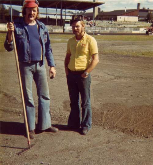 Fisk-Tommy och Lukas på Fyrvalla 1973
Johansson och Lundkvist var moderiktiga för sin tid. Typiska 70-tals kepsar, snäva, utsvängda V-jeans och engelska polisonger. (TL)
