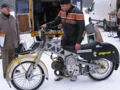 Morgongåva 2006-02-19
Alu-ram och liggande motor. Kan vara en svensson-ram gjord av kände Stefan Svensson eller är jag ute och cyklar? Stående motor långt fram i ramen verkar dock vara det vanligaste inom isracing till skillnad mot speedway där det alltid är liggande motor nuförtiden.
