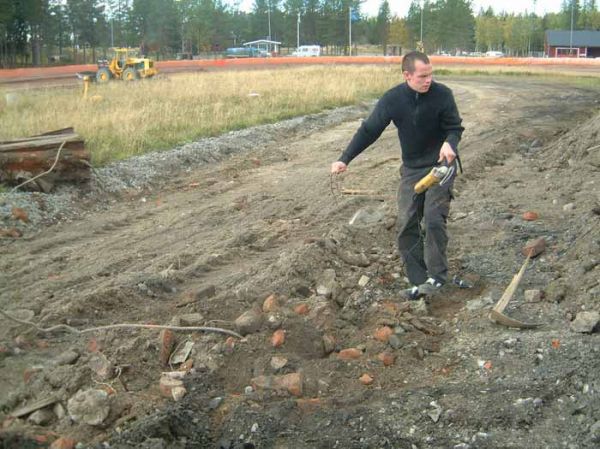 Lukas Hof
Sonny jobbar med banbygget på knattebanan hösten 2006
