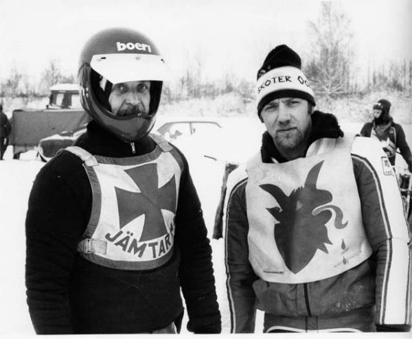 Arne Lindgren och S-G Backund Ockelbo 1981
Träningsläger i Ockelbo december 1981. Arne Lindgren till vänster. För dagens unga kan vi påminna att Arne var Tommy Lindgrens far samt därmed farfar till Fredrik och Ludvig Lindgren. Arne började med rundbana på 1950-talet och var för övrigt med i Jämtarnas allra första serielag i speedway 1970. Sven-Göran Backlund med Njurundas tjur på västen är yngre bror till Sören Backlund, en medelpading som blev speedwaykänd i Karlstad. Även Sven-Göran åkte speedway för Karlstad på 70-talet.
