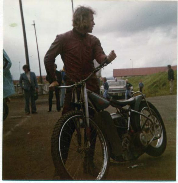 Division 2 kval Fyrvalla Östersund 1974
Fyrvalla den 22/9 1974. Börje Sjöbom från Matfors varmkör sin Eso. Jag och Lars Dahlin åkte med Börje upp till Östersund den här dagen. Börje hade maximal otur och for ut i träplanket redan i sitt första heat, heat 3. Han fick en hjärnskakning och hade åkt fördigt för dagen. Det bidrog till att Jämtarna förlorade med så mycket som 29-48. Även Torbjörn Dannö hade en mycket tung dag med maskinproblem. Decker var bäst i laget med 9 oäng, P-O Gudmundsson tog 7. (TL)
