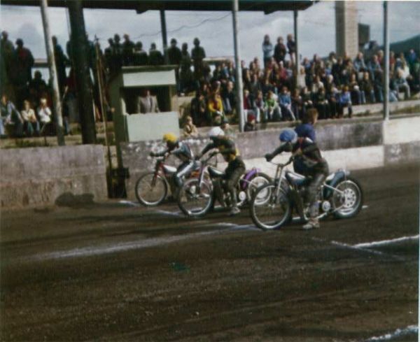 Fyrvalla division 2 kval 1974
Bilden togs den 22 sept 1974. Från kameran räknat ses Hans Decker Jämtarna, Karl-Gunnar "Skalle" Kvarnström Masarna och Roland Pålsson Jämtarna. Det är heat två och Decker vann före Pålle och Skalle. Pelle Skur tog noll enligt vad jag har noterat i mitt program. Det är Eric "Kusen" Carlsson som syns i domarbåset. Närmare 600 åskådare såg det här div 2-kvalet som Masarna vann med 48-29. Msarna gick därmed upp i tvåan.
