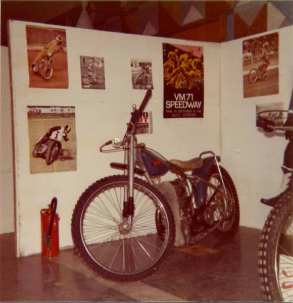 MC-utställning på Österängsskolan 1973 eller -74
Bild från MC-utställning på Österängsskolan 1973 eller -74.
Jag tror det är Hasse deckers Jawa
