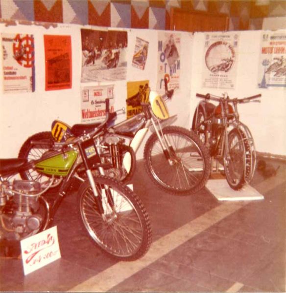 MC-utställning på Österängsskolan 1973 eller -74
Bild från MC-utställning på Österängsskolan 1973 eller -74.
Troligen Åke Fridells gröna Jawa speedway men vems 1000 och iscykel?

