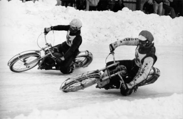 Fyrvalla IP den 13 januari 1974
Fyrvalla IP den 13 januari 1974. Det var ont om förare den vintern och serien kördes i form av en par-serie. Jämtarna hade två par i serien. Jämtarna lag 1 var Hans Decker, här på yttern och "Fisk-Tommy" Johansson på innern. Tommy och Hasse vann den här serie-starten på 22 poäng före Jämtarna lag 2, Bo Kindgren och Bertil Dedering 18.
