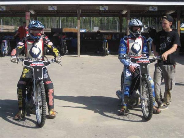 Div 2 Avesta 2007
Mattias och Sonny klara för start Avesta 25 augusti 2007.
Tim coachar
