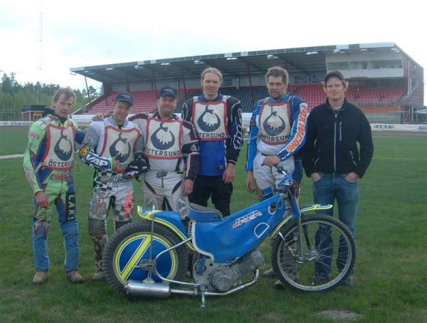Div 2 Eskilstuna 2006
Premiärlaget för Jämtarna i div.2 Eskilstuna 2006
Lars Dannö, Ludde Lindgren, Jocke Söderström, Björn Lagerfelt, Roine Nilsson. Johan Lundkvist (lagl.)
