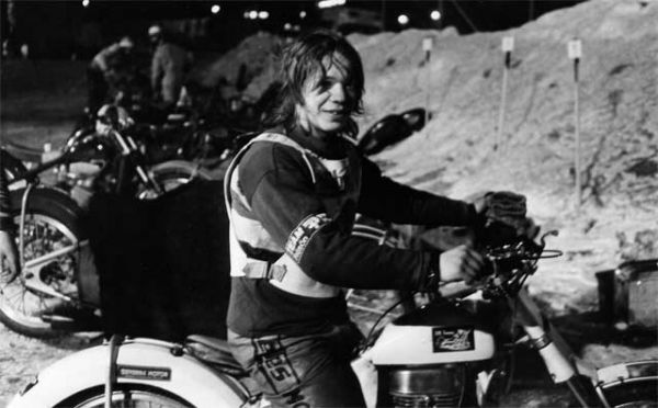 Sundsvall 1982
Den här bilden tog jag den 19 januari 1982, på Kubenplan i Sundsvall. Då kallades Tommy Lindgren fortfarande "Lill-Tommy". Tommy Lindgren var 16 år och körde sitt livs första tävling. Han tog fem poäng till det Njurunda-lag som han den kvällen ingick i. Jämtarna och Njurunda MK hade ett lag-samarbete i isracing den vintern. (TL)
