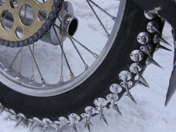 Morgongåva 2006-02-19
Kommer inte ihåg vems bakdäck det här var. Man har slipat til vissa mutter-brickor för att få plats med fler nabbar än vad utrymmet på däcksytan medger. Förarna gör sina egna däck eftersom inga färdiga finns att köpa. Ett bakdäck tar ca. 15 timmars arbete i anspråk och har då ca 200 nabbar. Placeringen av varje nabb mäts noga ut innan håltagningen.
