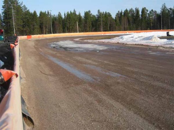 Lukas Hof
Mycket snö kvar på banan 29 april 2008
