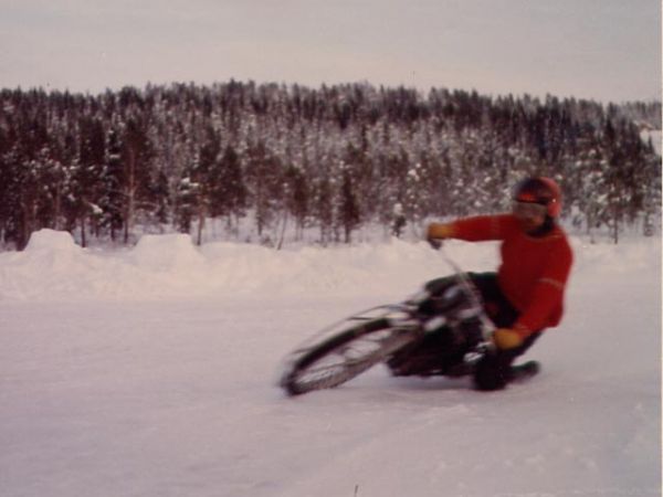 Isracing på Rannåstjärn 1968
Isracing på Rannåstjärn 1968
Hasse Appelqvist
Foto: Janne Jonsson
