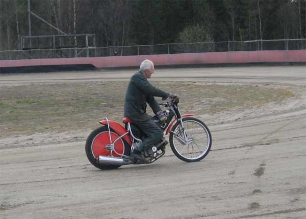 Träning Bollnäs 2008
Roland Jonsson på sin Weslake special med liggande motor
