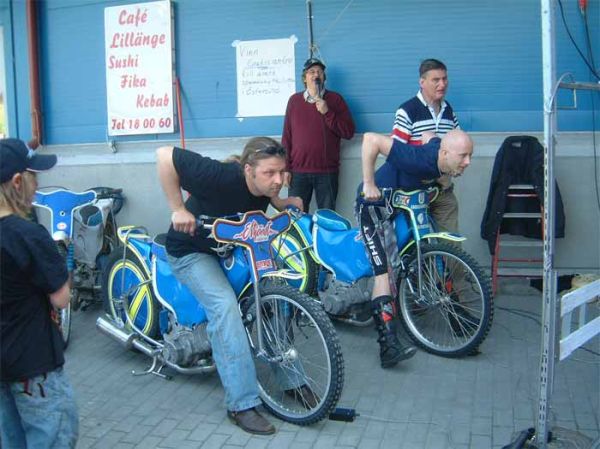 Speedwaypropaganda Östersund 2006
Bild från Coop Östersund våren 2006.
Olsen och Martin testar sin startsnabbhet.
