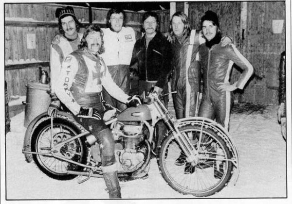 Fyrvalla 1974
Bilden tagen i Fyrvalla-depån 1974. Då var jämtarna starka på isen. Hasse, Tommy, Bertil och Bosse var alla med i VM-cirkusen. Bernt och Åke var starka på hemmaplan. Fridell gjorde dock en kort vinterkarriär. Han satsade helhjärtat på speedway.
