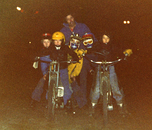 Inskickad bild
Hej! Med glädje har jag kunnat se att speedway-sporten har återkommit till jämtland och Östersund. Kul! 
Jag minns när jag var och fick följa med farsan till Fyrvalla för att kolla på speedway och känna metanolångorna. Ännu mer spännande var det att hänga i depån, eftersom farsgubben (Nattas Hägglund) var kompis med många av förarna typ; Hans Decker, Torbjörn Dannö, PO Gudmundsson och vad dom nu hette. 
Lyckan var ju förståss fullständig när jag som 9-åring fick en knatte-speedwaycykel av eldsjälen Arne Lindgren. (Som jag först nu förstått är farfar till duktige föraren Fredrik Lindgren). 
Sedan blev det några fantastiska barndomsommrar med fyrvalla och knatte-speedway tills det brann ner.
Bif. Den enda bilden jag har från den tiden. Sittande (som jag minns) bakpå t.v: Tommy Lindgren och bak till höger jag själv. Med vänlig hälsning Morgan Hägglund
