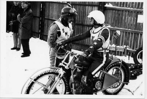 Fyrvalla 1974
Tim Lilja talar med (sittande på cykeln) Bertil Dedering
