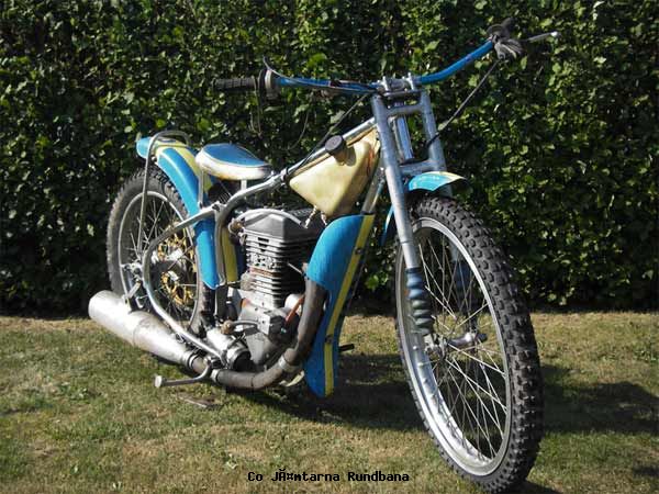 Jawa
Jawa 895 fyrventilare med dubbla överliggande kammar.
Årsmodell c:a 1980
