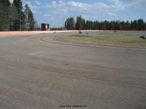 1 maj 2009
Nu är det nära! Banan börjar torka upp.
