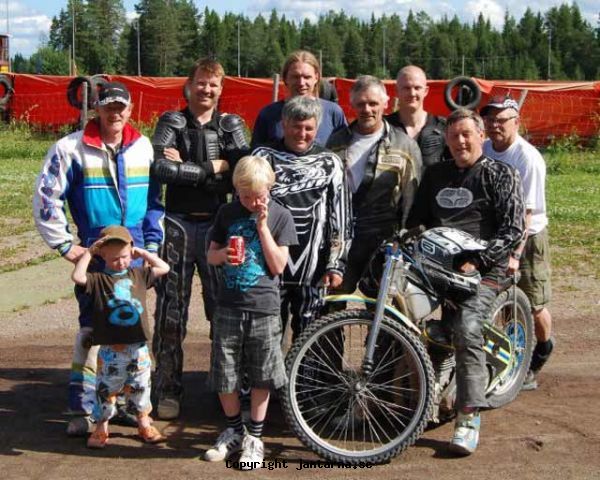 Träning 18 juli 2009
Per, Bobby, Jörgen, Björn, Rolf, Robban, Örjan och Lukas.
Längst fram Per jr och Sebastian
