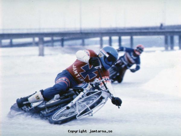 Badhusparken Östersund
Bertil Dedering och "Lill-Tommy" Lindgren
Storsjön utanför Badhusparken Östersund 1983 

