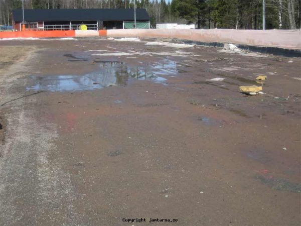 Banan 25 april 2010
Skräp. grus, jord, kvistar...
