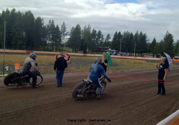 KM 2012
Start med paraplyflickor
