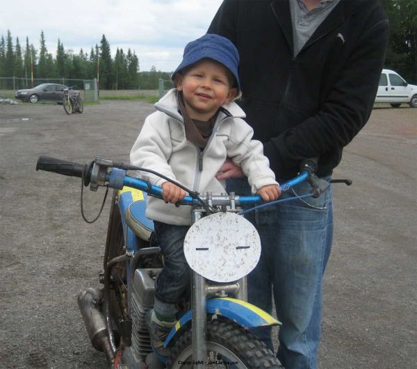 Framtiden räddad!
Erik Lundkvist
3:e generationen Lundkvist 
