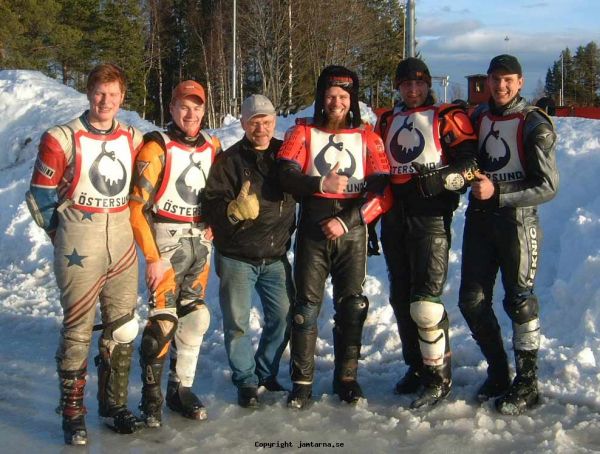Jämtarna isracing 2002
Jämtarnas segrande lag vid isracingtävlingen 16 februari 2002 på Lungre.
Johan Lundkvist, Fredrik Göransson, Lukas Lundkvist (lagledre), Marian Kreklau, Hans-Olov Olsén, Uffe Engerström 
