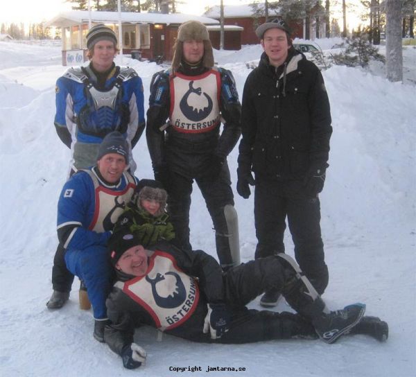 Jämtarna isracing 2010
Jämtarnas segrande lag allsvenskan Östersund 16 januari
Johan lundkvist, Lars Ringbert, Mattias Gudmundsson (lagl)
Sittande PA Lindström och Ludwig Lindström
Liggande Robert Gjersvold
