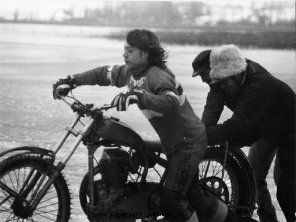 Lill-Tommy
Tommy Lindgren får starthjälp av bl.a. pappa Arne Lindgren
