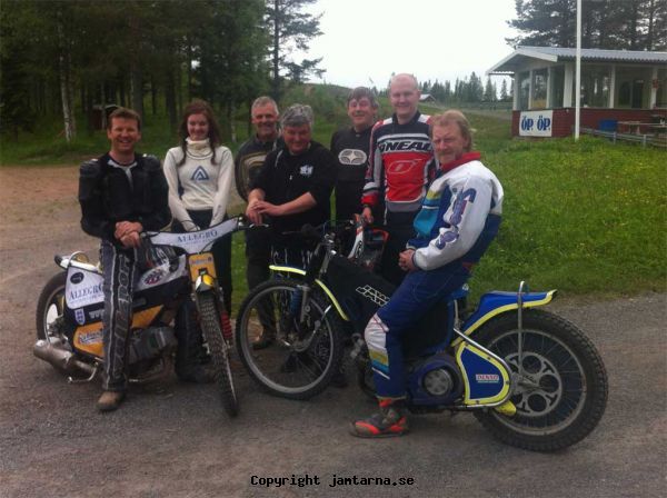 Midsommarspeedway
Speedway midsommardagen 23/6 2012
Bobby Duncan, Jenny Aalmo, Rolf Fridh, Jörgen Jensås, Örjan Palmkvist, Robert Österberg och Per Lindgren. Peter Lindgren sakans på bilden
