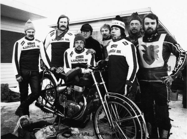 Njurundas serielag 1982
Lukas Lundkvist, Fisk-Tommy Johansson, Bertil Dedering, Ilpo Hasselman, Sven-Göran Backlund, Lill-Tommy Lindgren, Arne Lindgren, Karl-Erik Jansson
